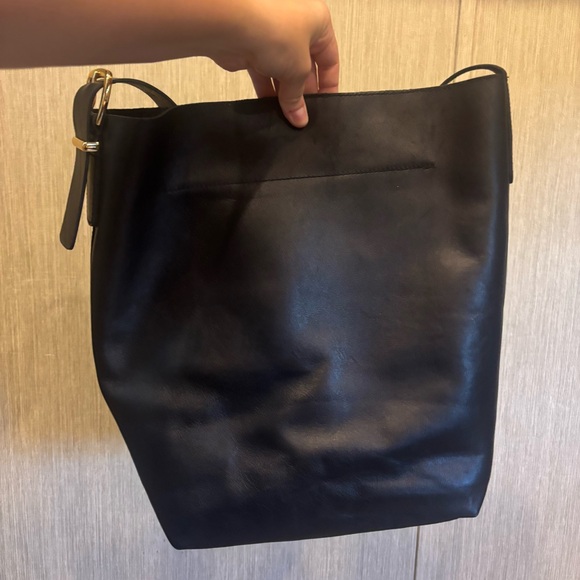 NWT Madewell Essential Bucket Tote Bag in Black Leather with Gold Hardware - Picture 3 of 9
